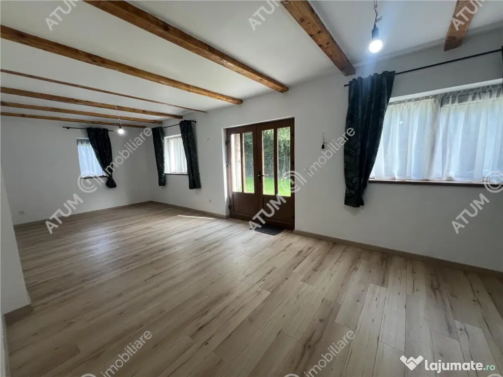 Cabana cu 7 camere 7 bai si teren 1000 mp in Avrig zona Mlac