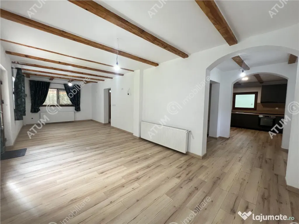 Cabana cu 7 camere 7 bai si teren 1000 mp in Avrig zona Mlac