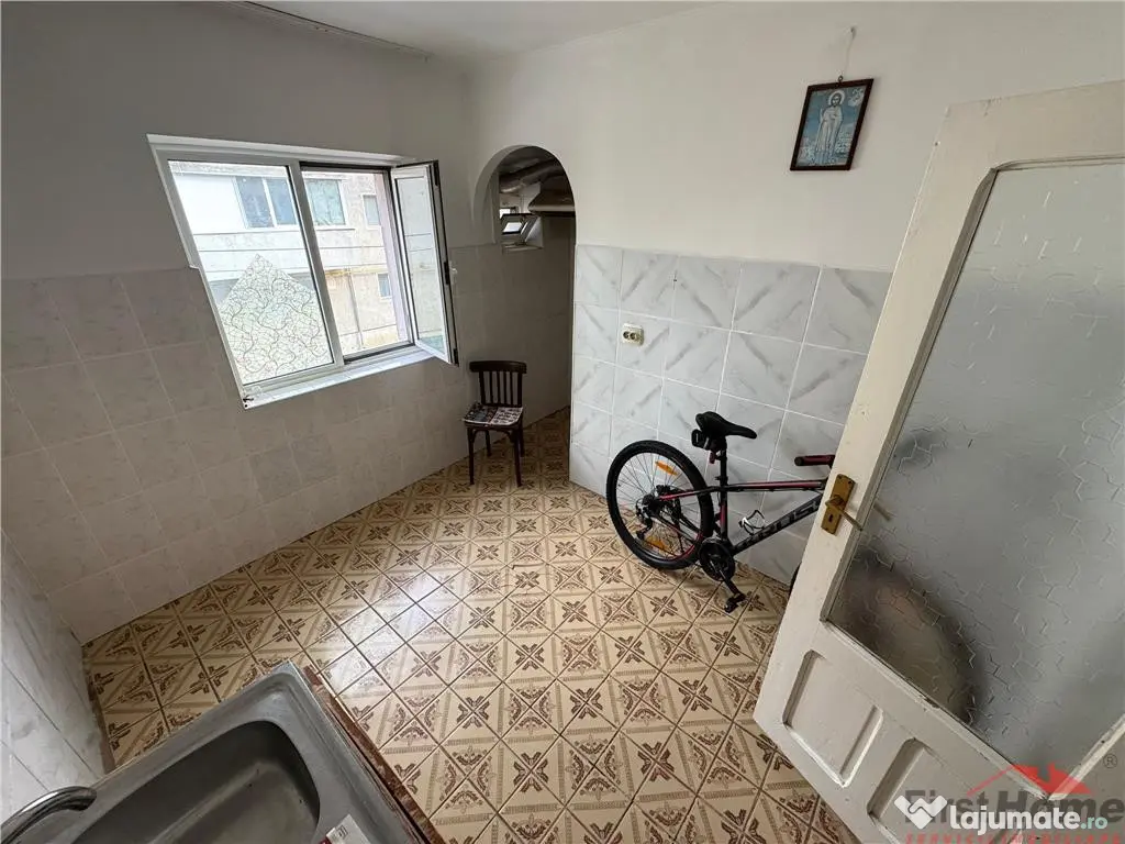 Apartament 3 camere, etaj 1 , 80mp in Campineanca 