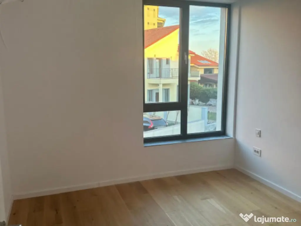 Vila deosebita de vanzare - zona Mamaia Nord pe malul laculu 