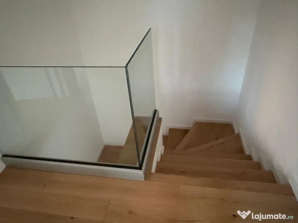 Vila deosebita de vanzare - zona Mamaia Nord pe malul laculu 