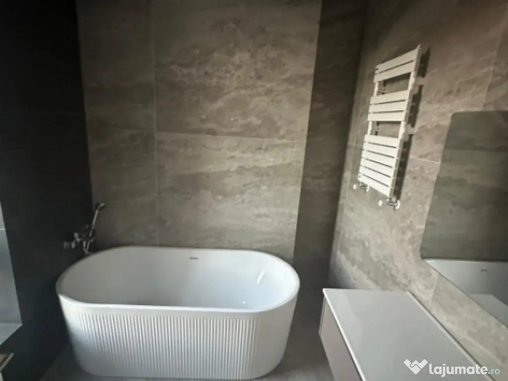 Vila deosebita de vanzare - zona Mamaia Nord pe malul laculu 