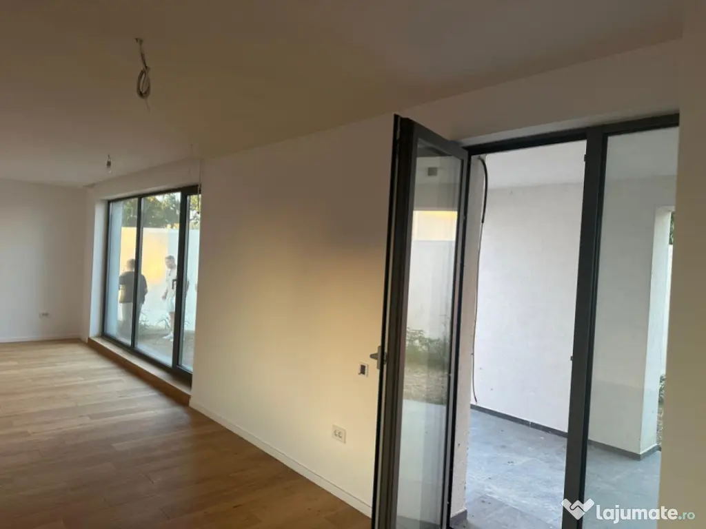 Vila deosebita de vanzare - zona Mamaia Nord pe malul laculu 