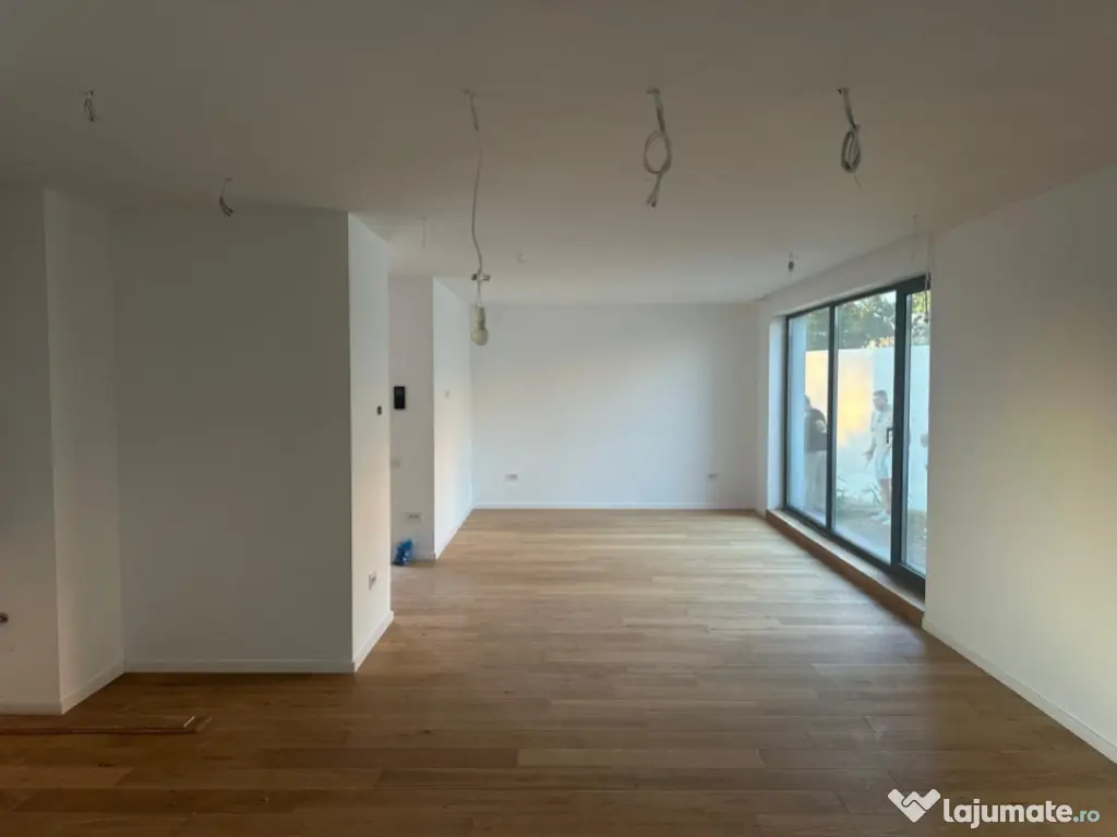 Vila deosebita de vanzare - zona Mamaia Nord pe malul laculu 