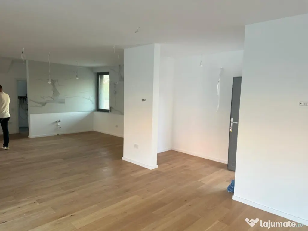 Vila deosebita de vanzare - zona Mamaia Nord pe malul laculu 