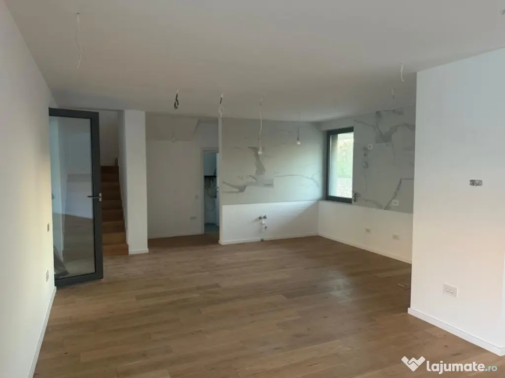 Vila deosebita de vanzare - zona Mamaia Nord pe malul laculu 