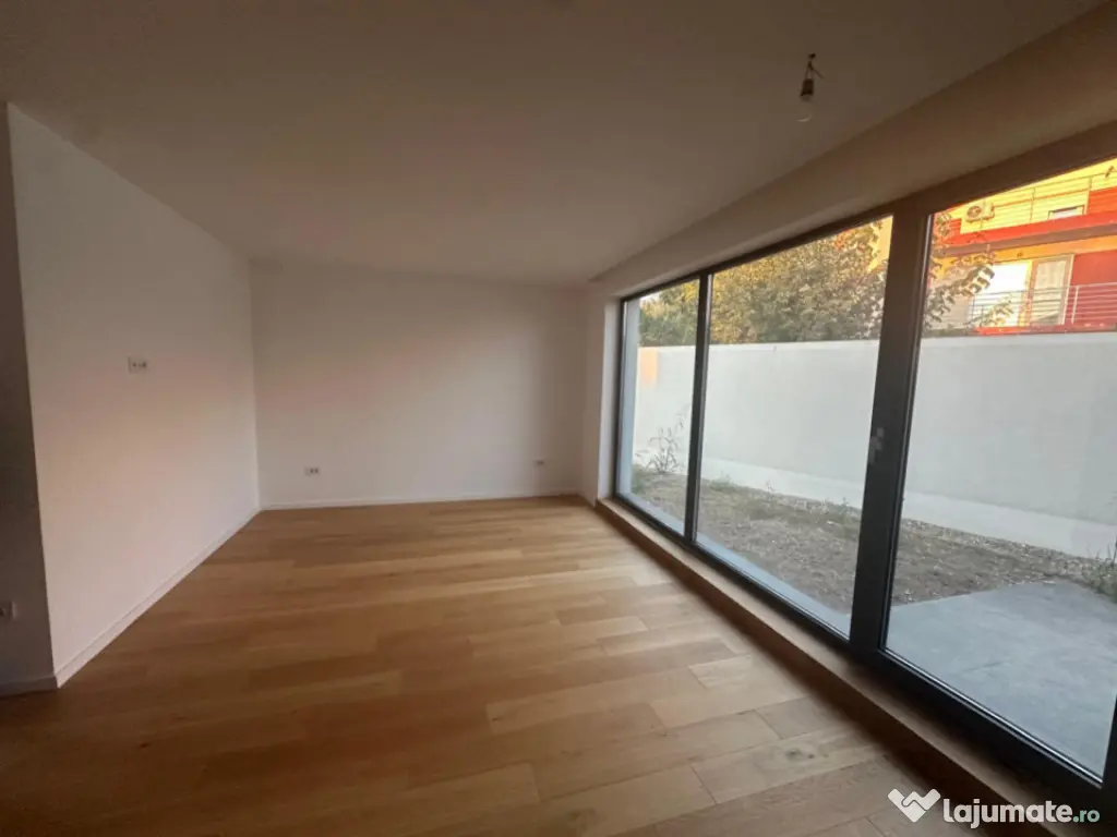 Vila deosebita de vanzare - zona Mamaia Nord pe malul laculu 