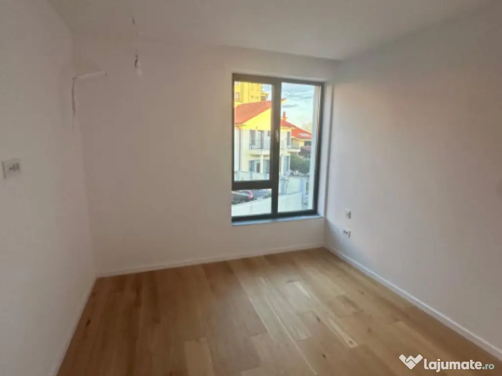 Vila deosebita de vanzare - zona Mamaia Nord pe malul laculu 