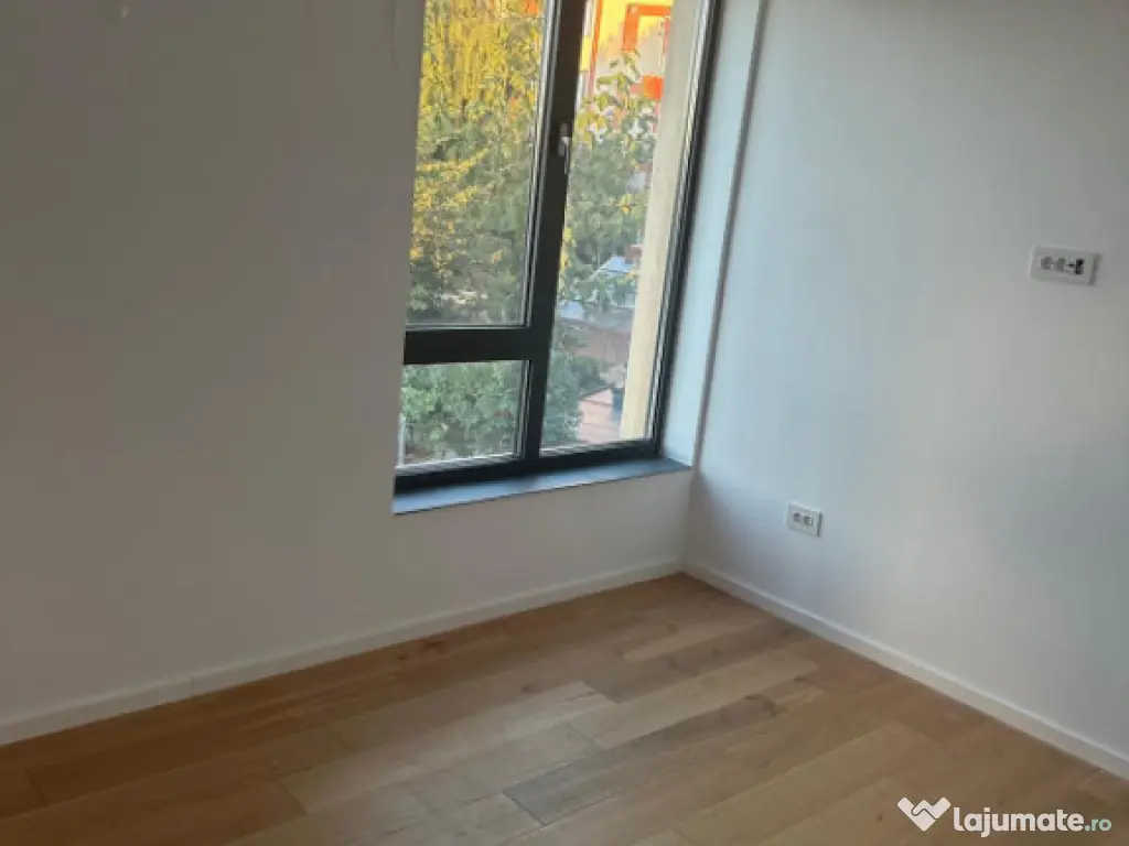 Vila deosebita de vanzare - zona Mamaia Nord pe malul laculu 