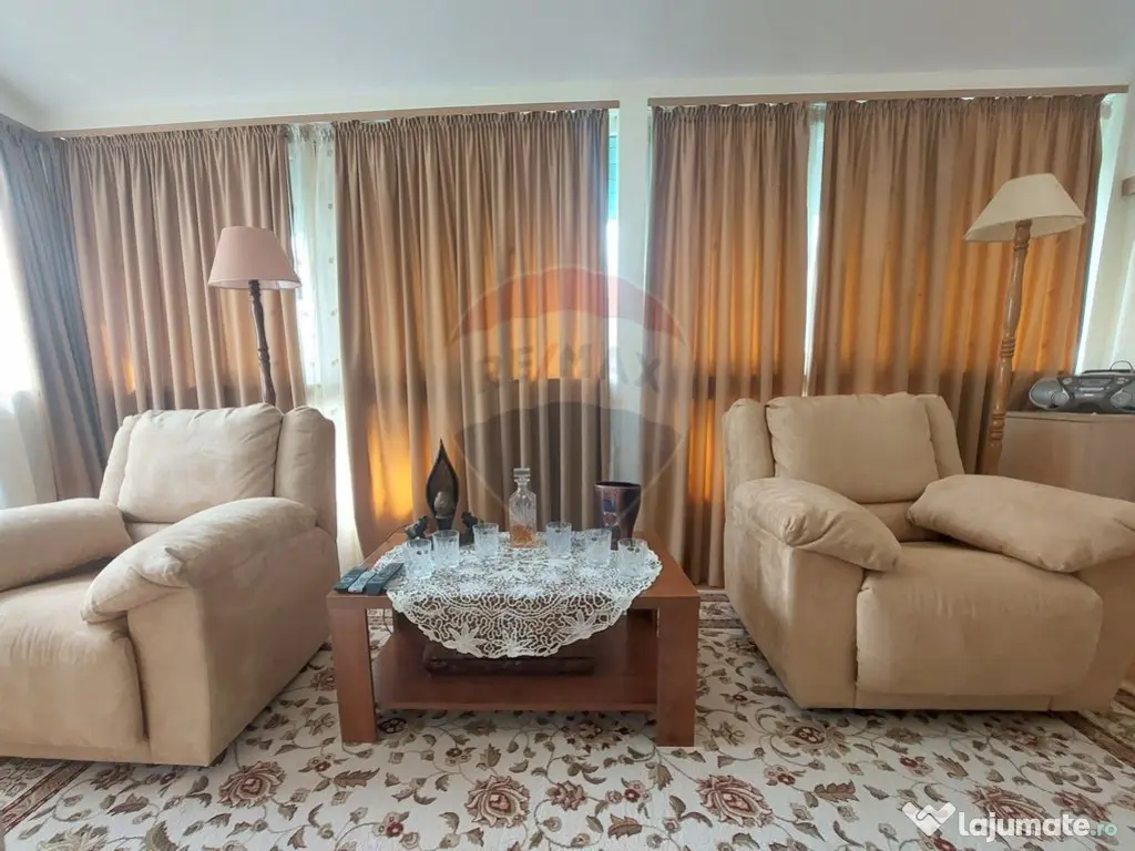 Casă / Vilă cu 10 camere de vânzare în zona Central 