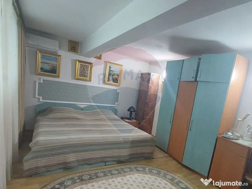 Casă / Vilă cu 10 camere de vânzare în zona Central 