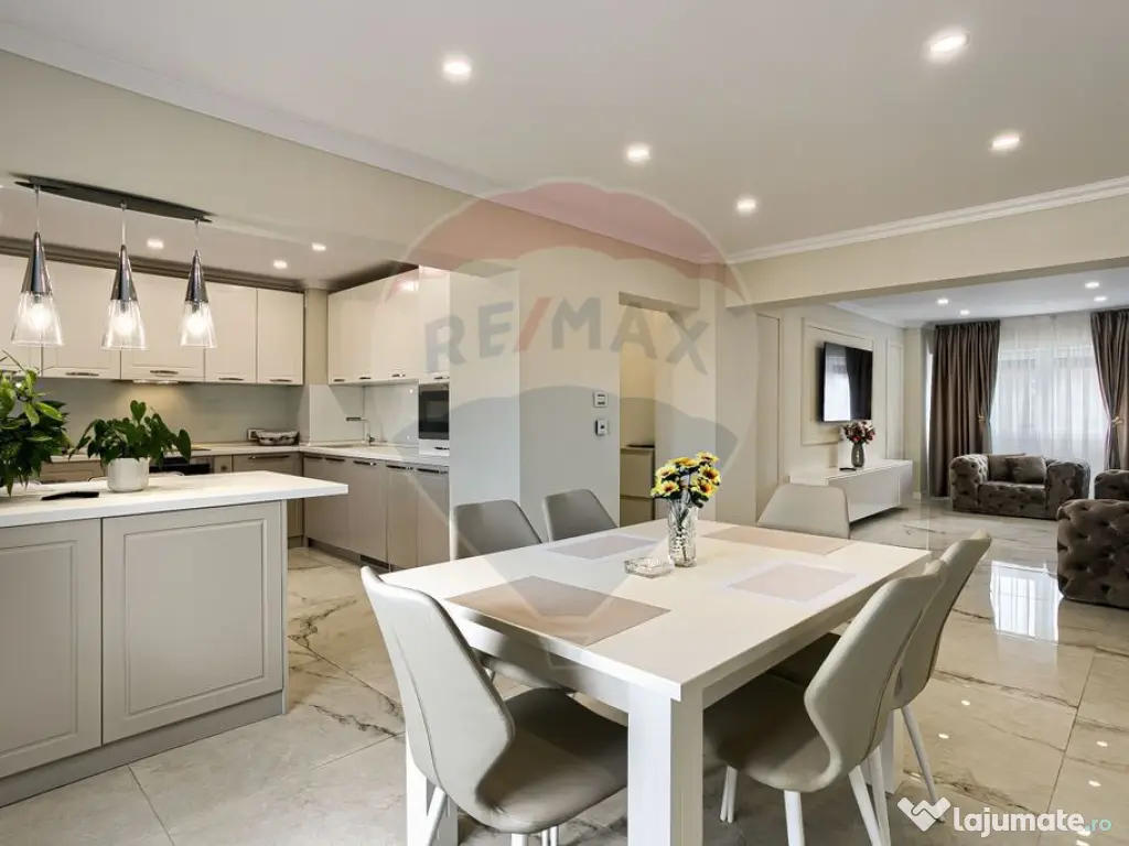 Apartament spectaculos de vanzare: 4 camere, 2 băi, zona... 