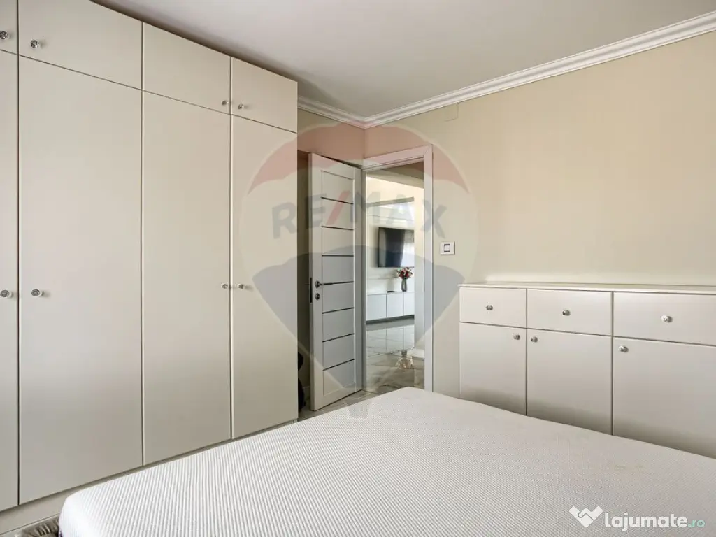 Apartament spectaculos de vanzare: 4 camere, 2 băi, zona... 