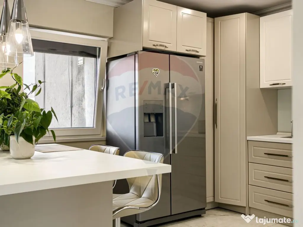 Apartament spectaculos de vanzare: 4 camere, 2 băi, zona... 