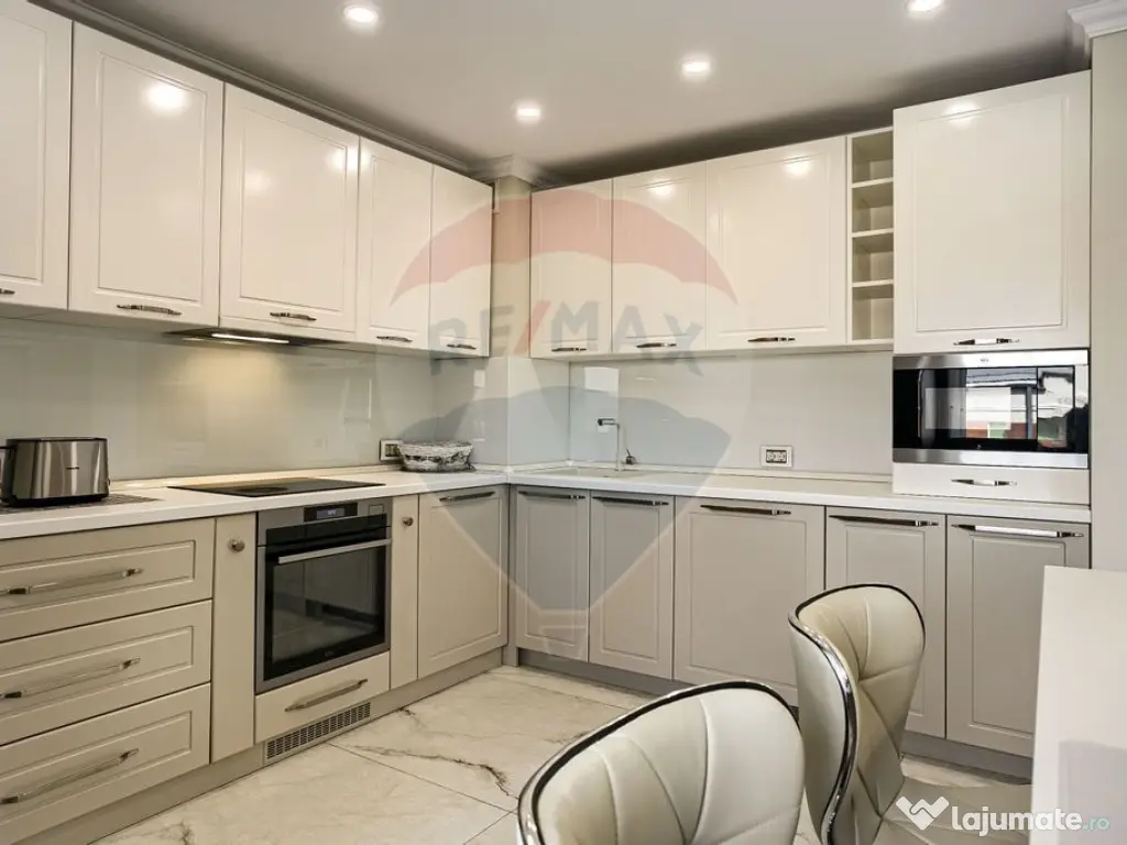 Apartament spectaculos de vanzare: 4 camere, 2 băi, zona... 