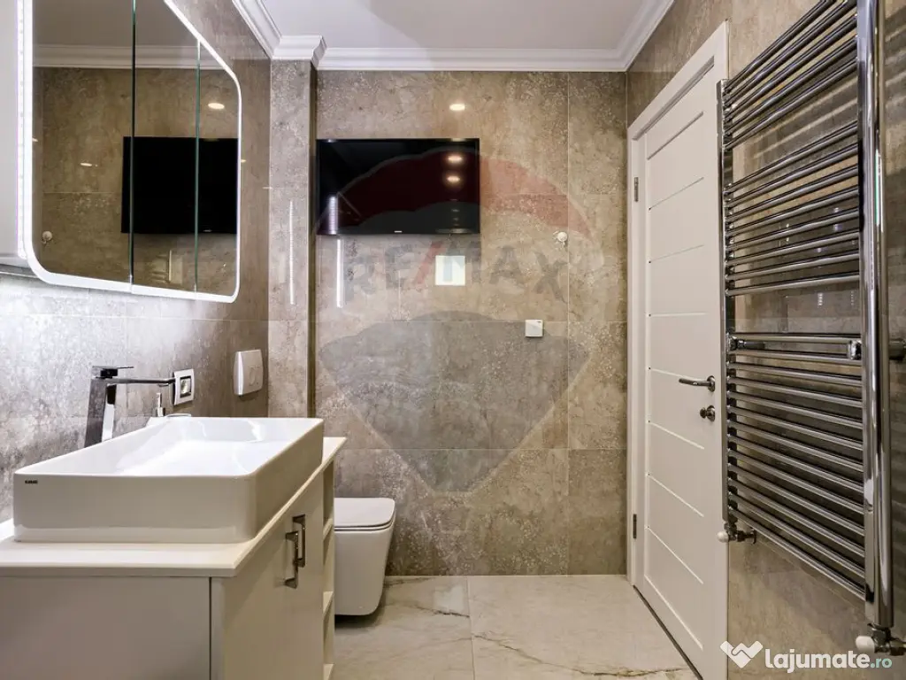 Apartament spectaculos de vanzare: 4 camere, 2 băi, zona... 