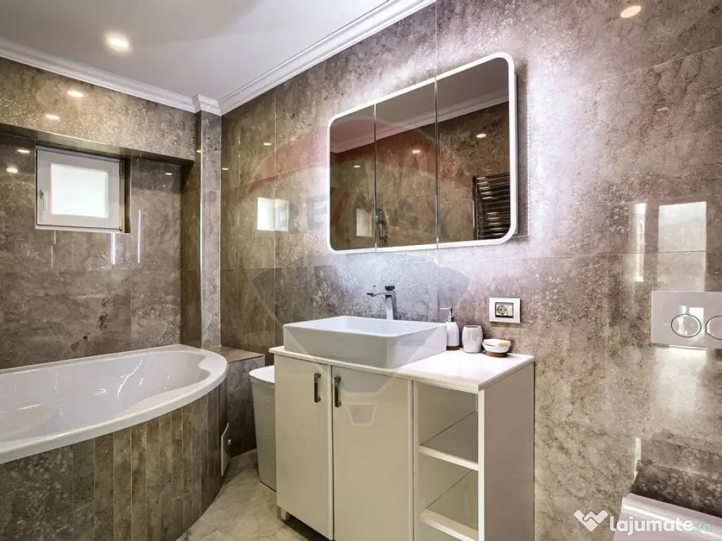 Apartament spectaculos de vanzare: 4 camere, 2 băi, zona... 