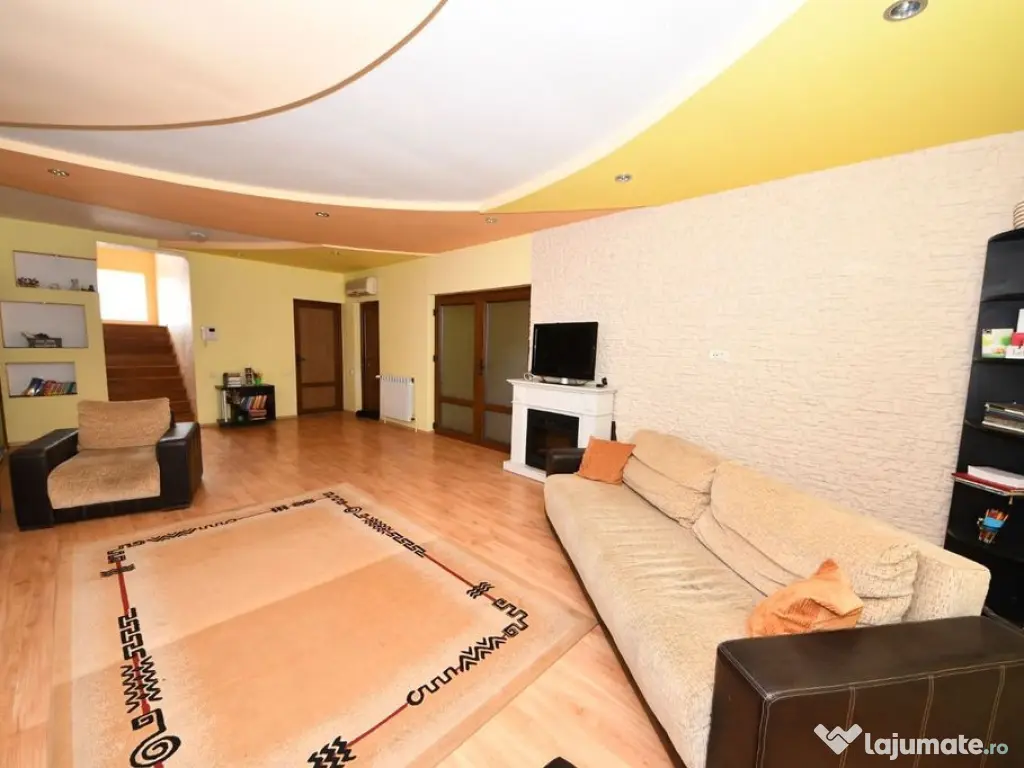 Vila spatioasa, pretabil pentru locuit/clinica, zona Micr...