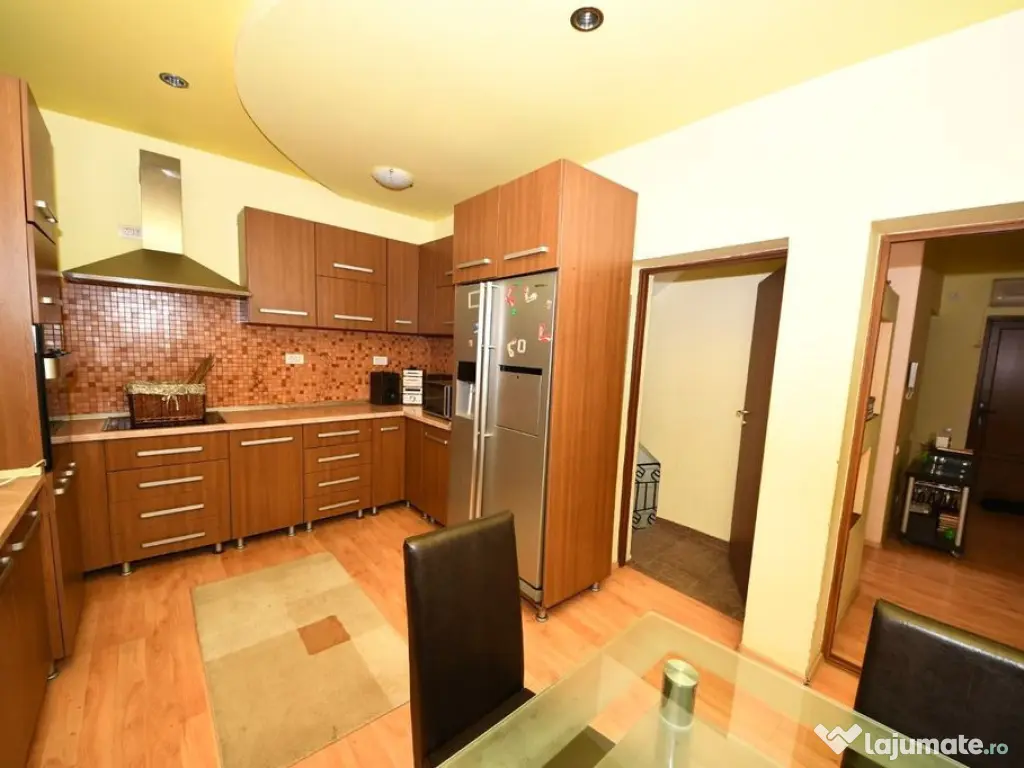 Vila spatioasa, pretabil pentru locuit/clinica, zona Micr...