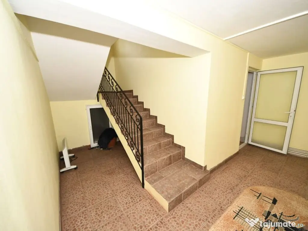 Vila spatioasa, pretabil pentru locuit/clinica, zona Micr...