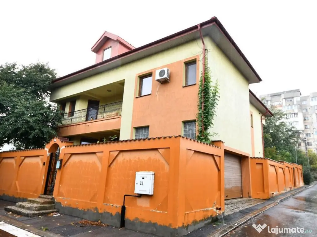 Vila spatioasa, pretabil pentru locuit/clinica, zona Micr...