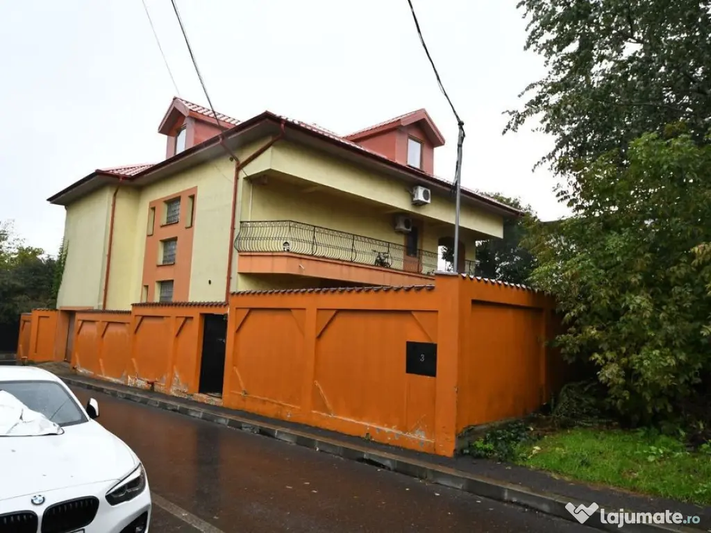 Vila spatioasa, pretabil pentru locuit/clinica, zona Micr...