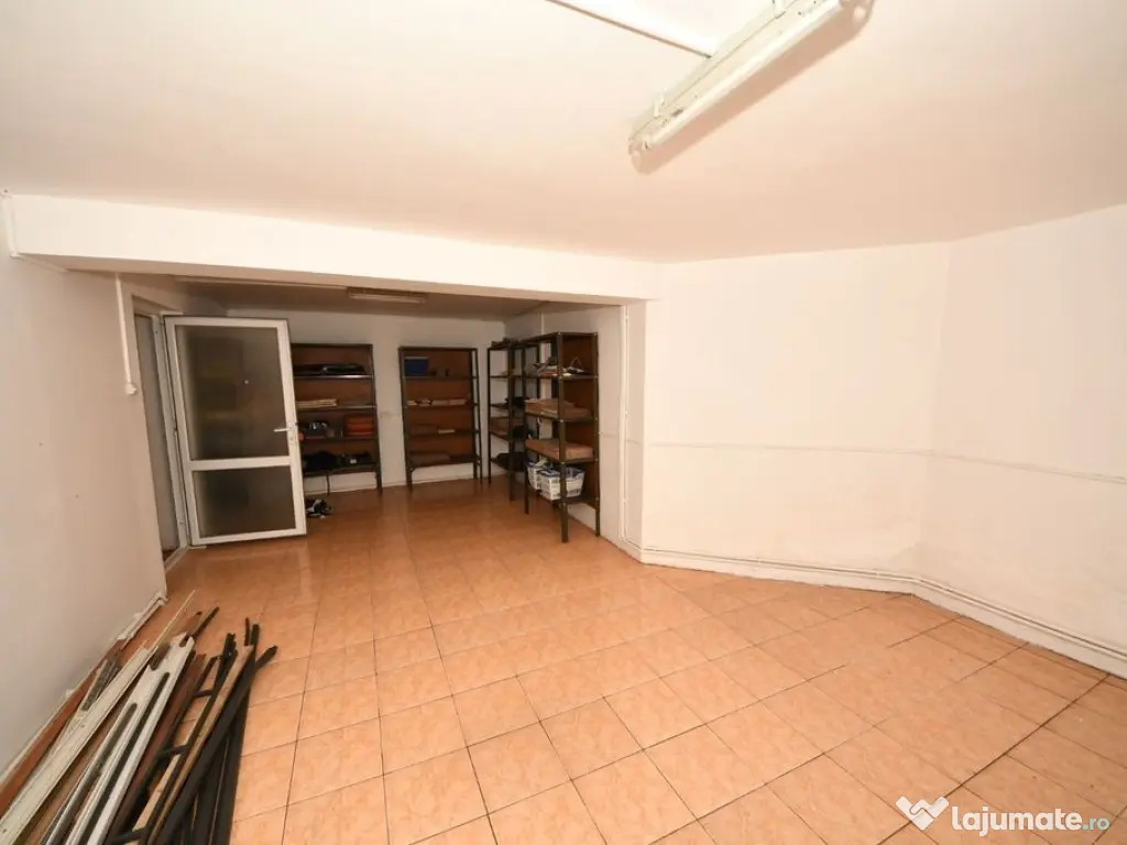 Vila spatioasa, pretabil pentru locuit/clinica, zona Micr...