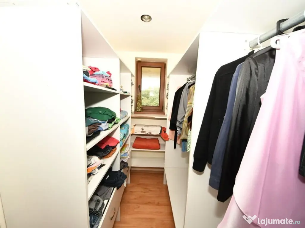 Vila spatioasa, pretabil pentru locuit/clinica, zona Micr...