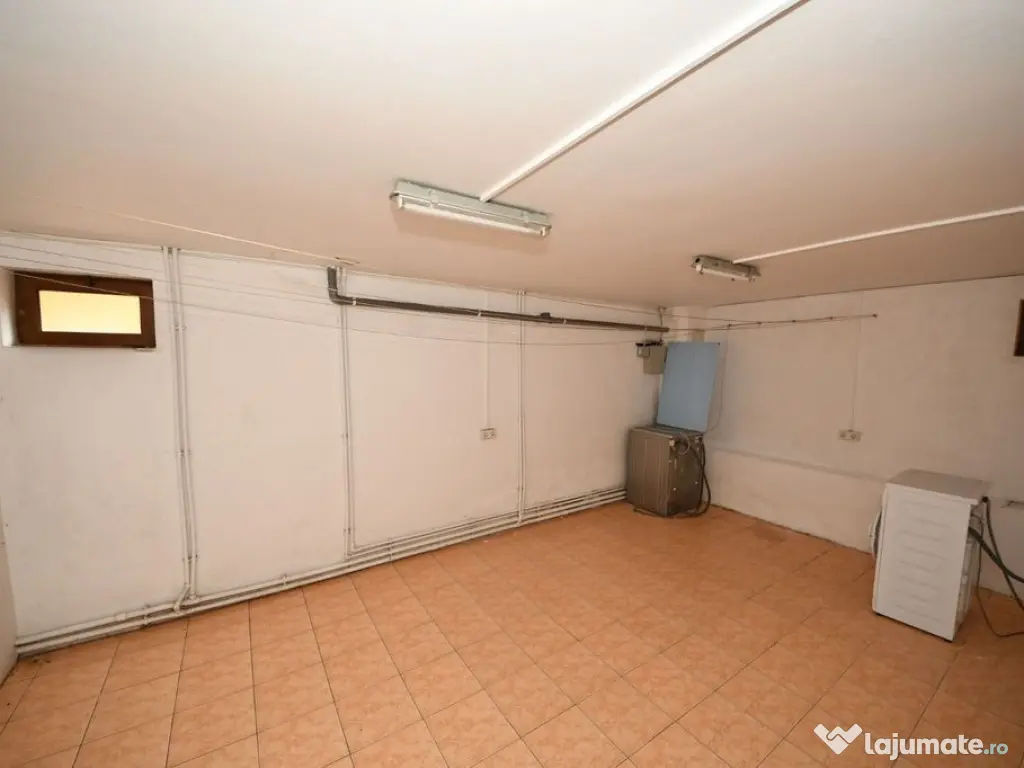 Vila spatioasa, pretabil pentru locuit/clinica, zona Micr...