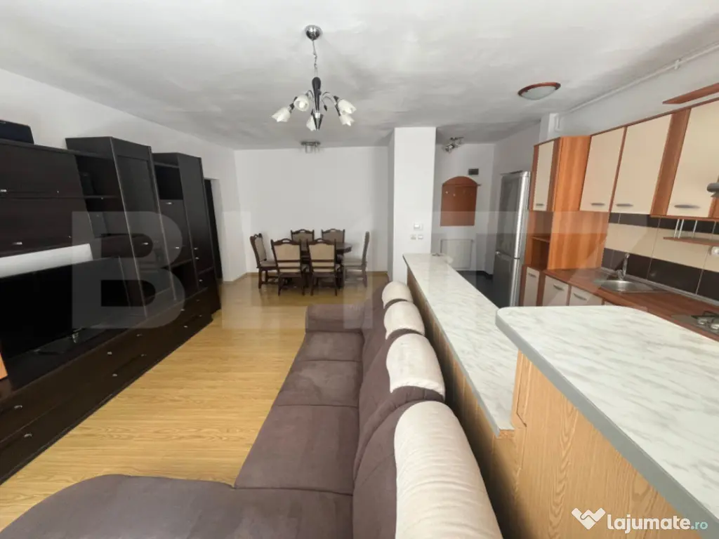 Apartament cu 2 camere, semidecomandat, etaj 1/3, 2 parcari,