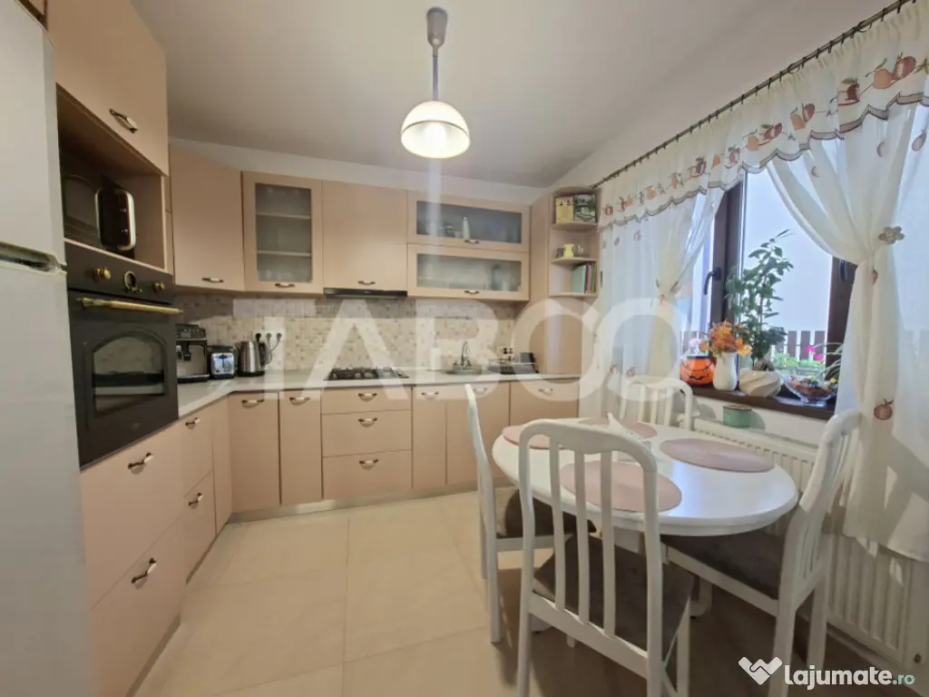 Apartament 3 camere de vanzare balcon terasa pivnita Arhitec