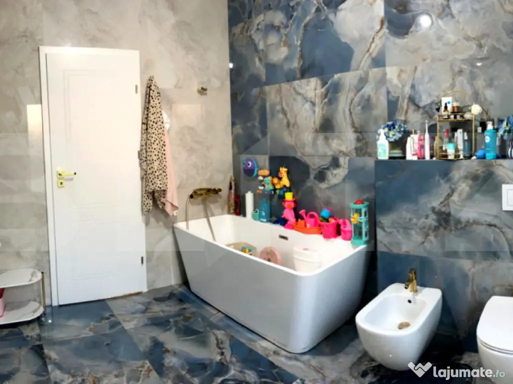 Vilă Luxoasa cu Piscină Exterioară, Podgoria, 150 mp