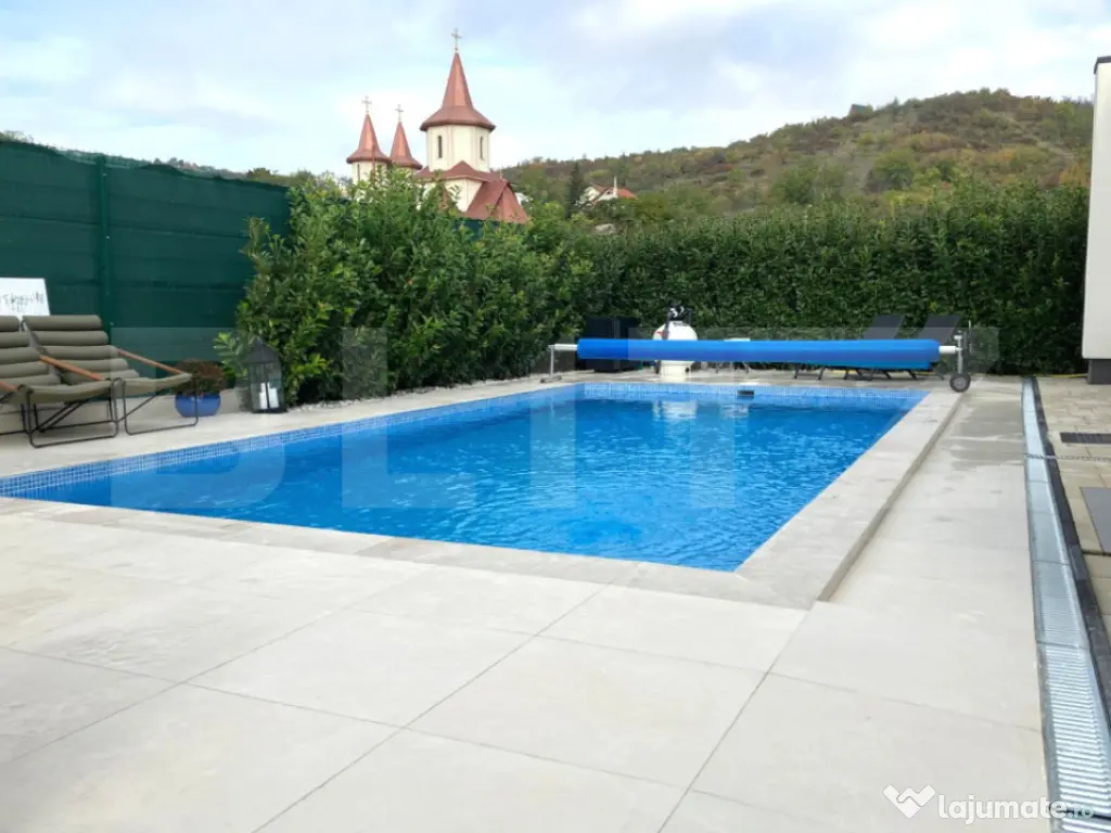 Vilă Luxoasa cu Piscină Exterioară, Podgoria, 150 mp