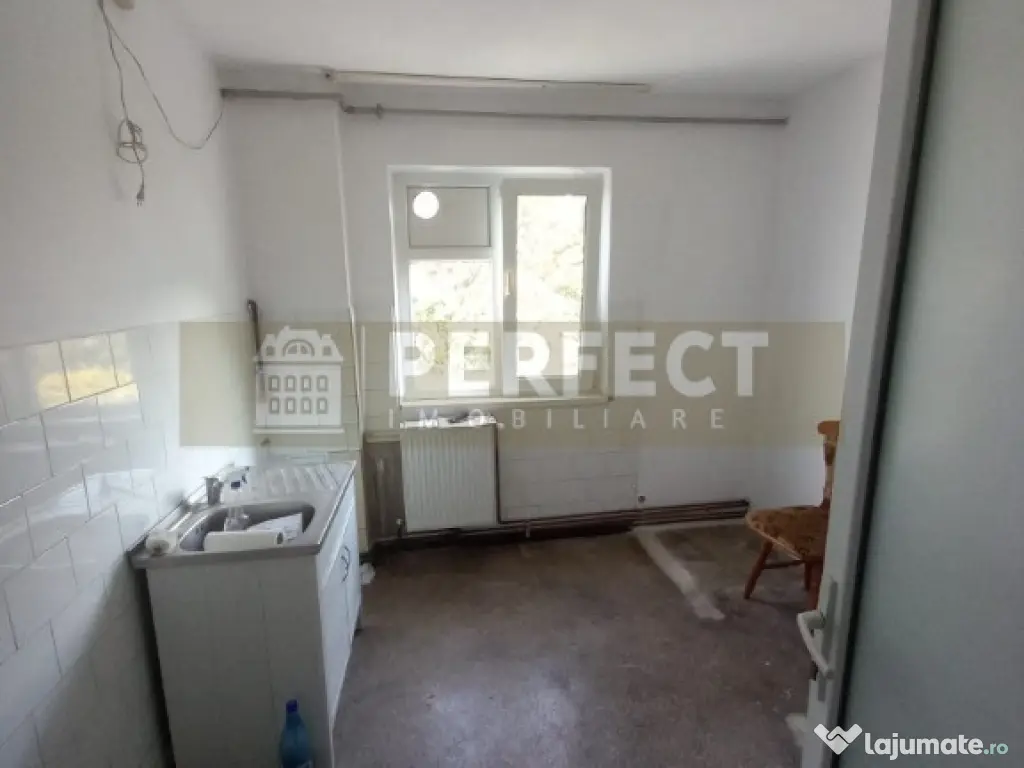 Ap.3 camere DECOMANDAT,Vest, etajul 4, Pret 72000 euro 