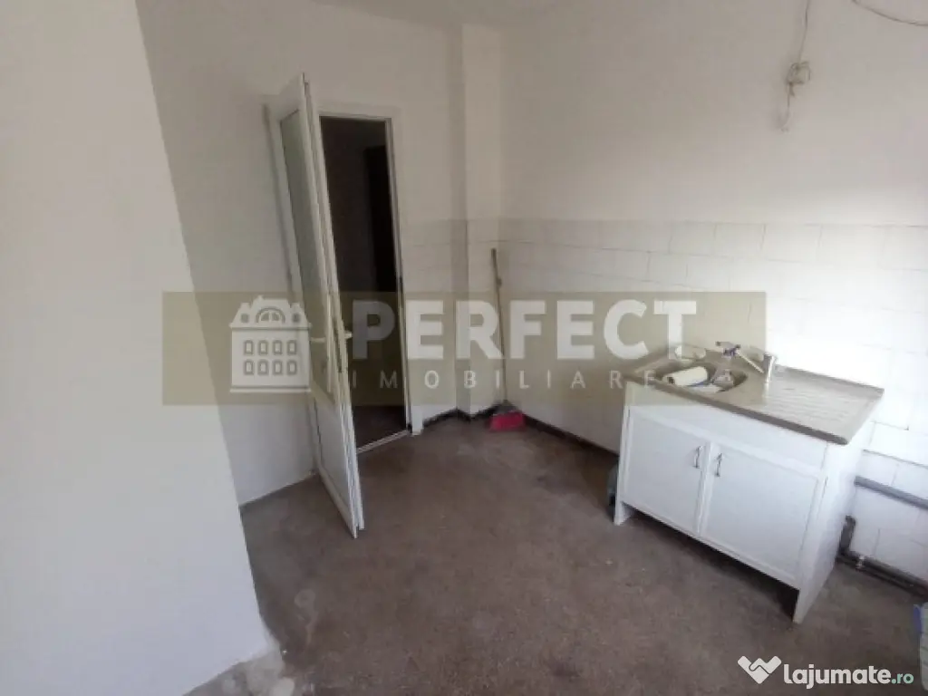 Ap.3 camere DECOMANDAT,Vest, etajul 4, Pret 72000 euro 