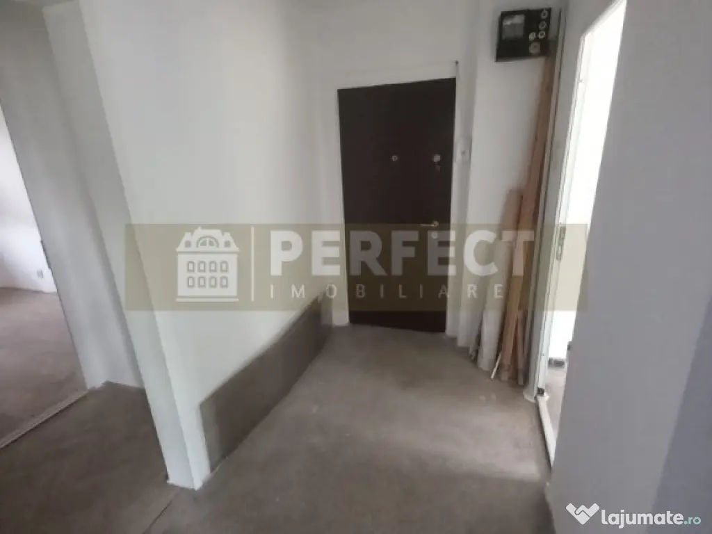 Ap.3 camere DECOMANDAT,Vest, etajul 4, Pret 72000 euro 