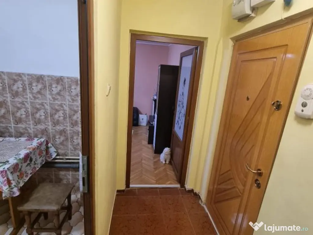 Casa de cultura-apartament 3 camere decomandat cu gaze