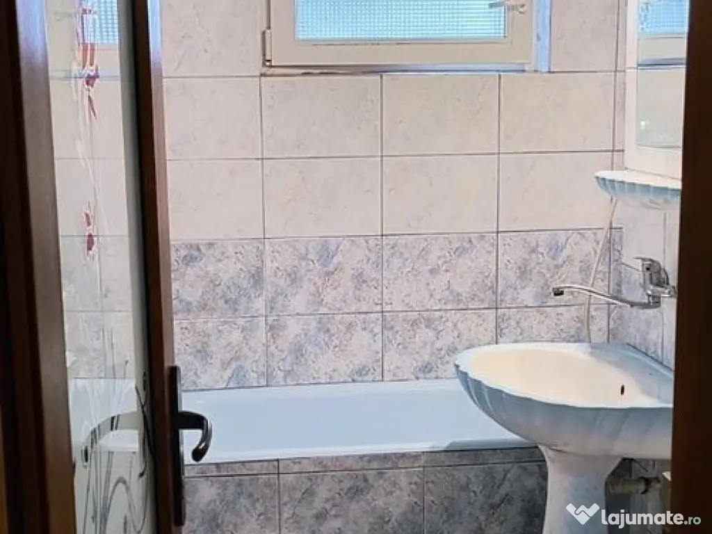 Casa de cultura-apartament 3 camere decomandat cu gaze