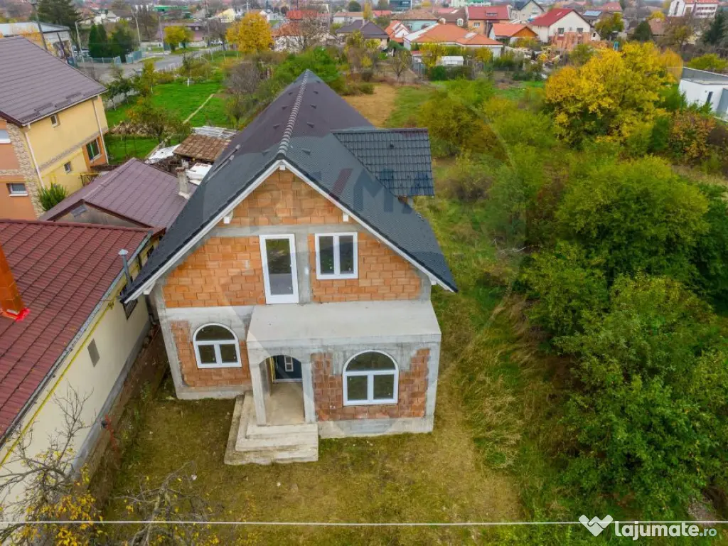 Casă la roșu cu teren generos, 500 mp, situată pe stra...