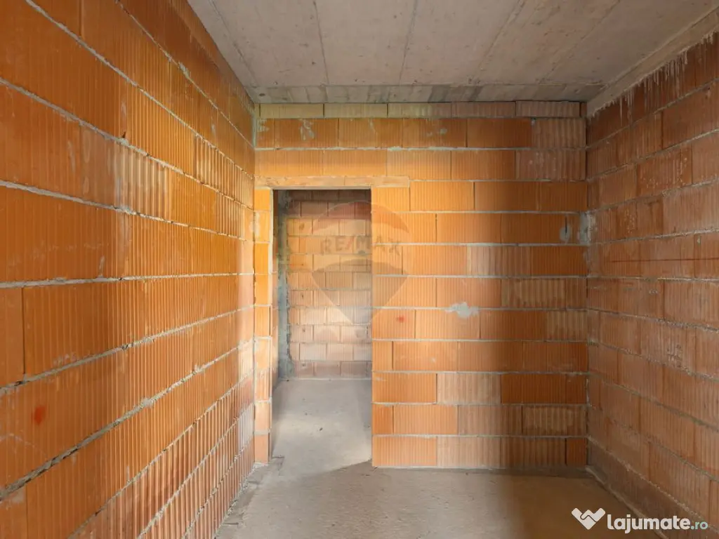 Casă la roșu cu teren generos, 500 mp, situată pe stra... 