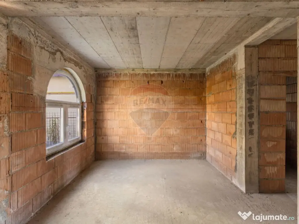 Casă la roșu cu teren generos, 500 mp, situată pe stra... 