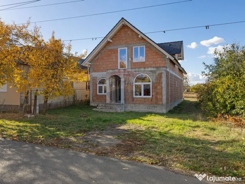 Casă la roșu cu teren generos, 500 mp, situată pe stra... 
