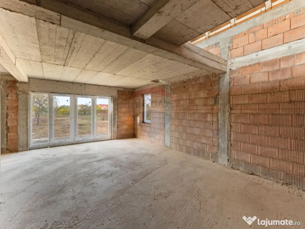 Casă la roșu cu teren generos, 500 mp, situată pe stra... 