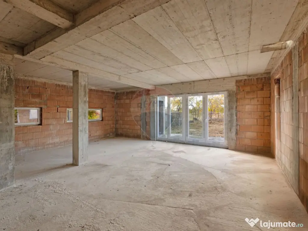 Casă la roșu cu teren generos, 500 mp, situată pe stra... 