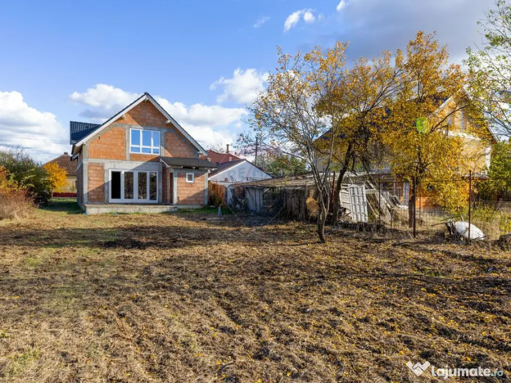 Casă la roșu cu teren generos, 500 mp, situată pe stra... 