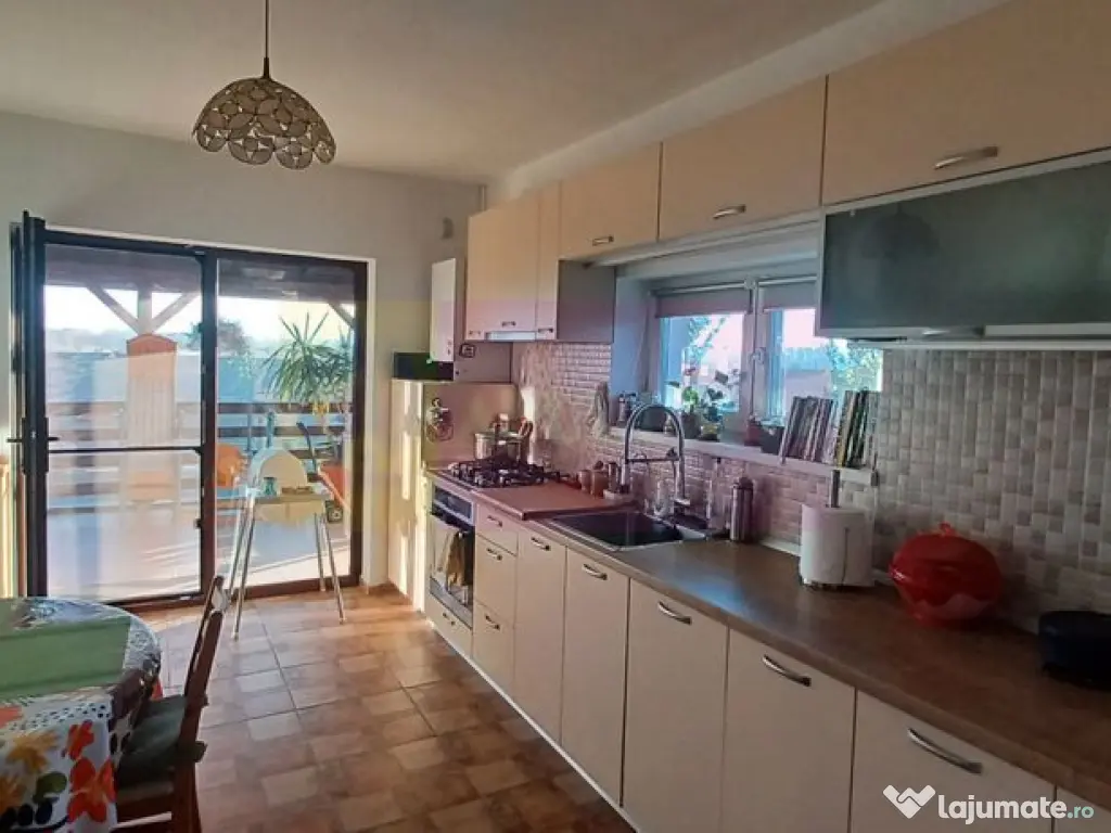 Săbăreni, casă parter 162 mp, curte 575 mp. Acasă 