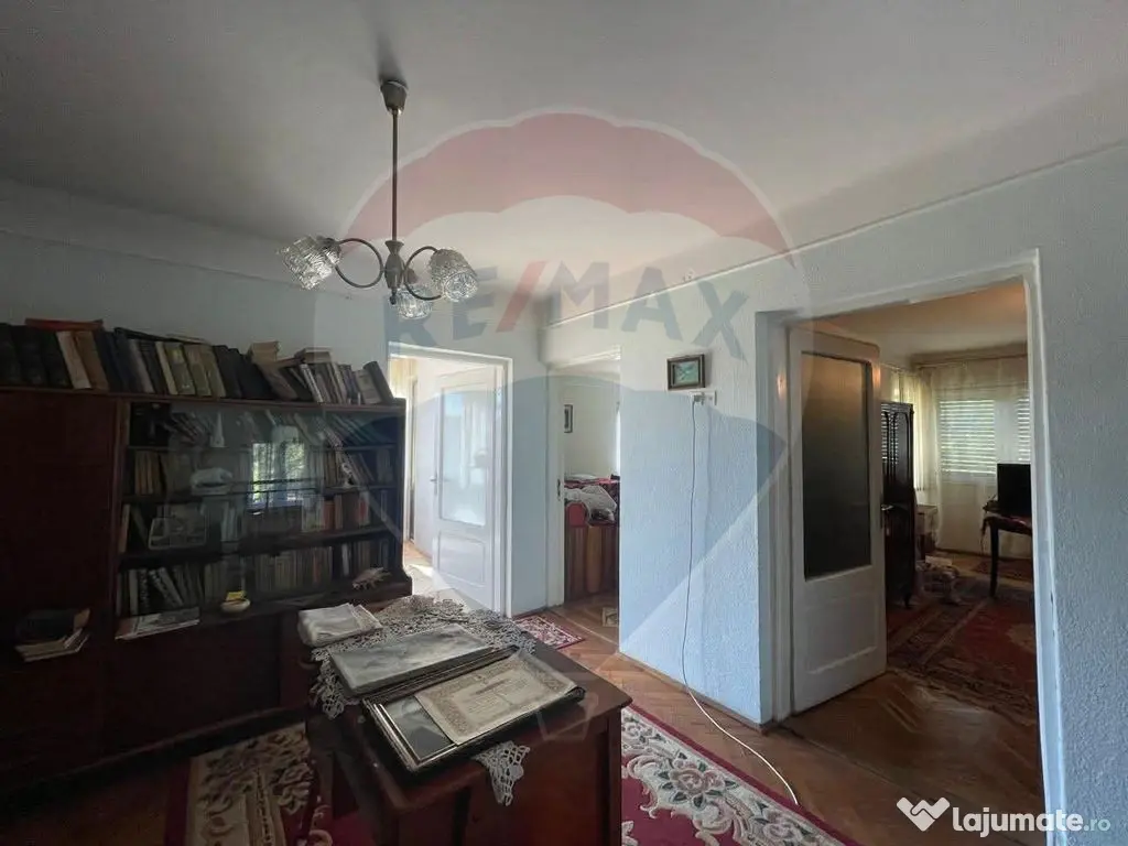 Casă / Vilă spațioasă cu curte generoasă în Urlați 