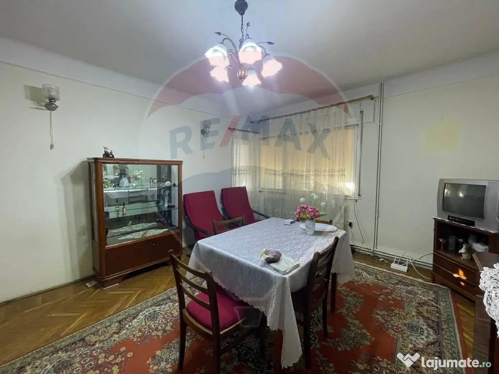 Casă / Vilă spațioasă cu curte generoasă în Urlați 