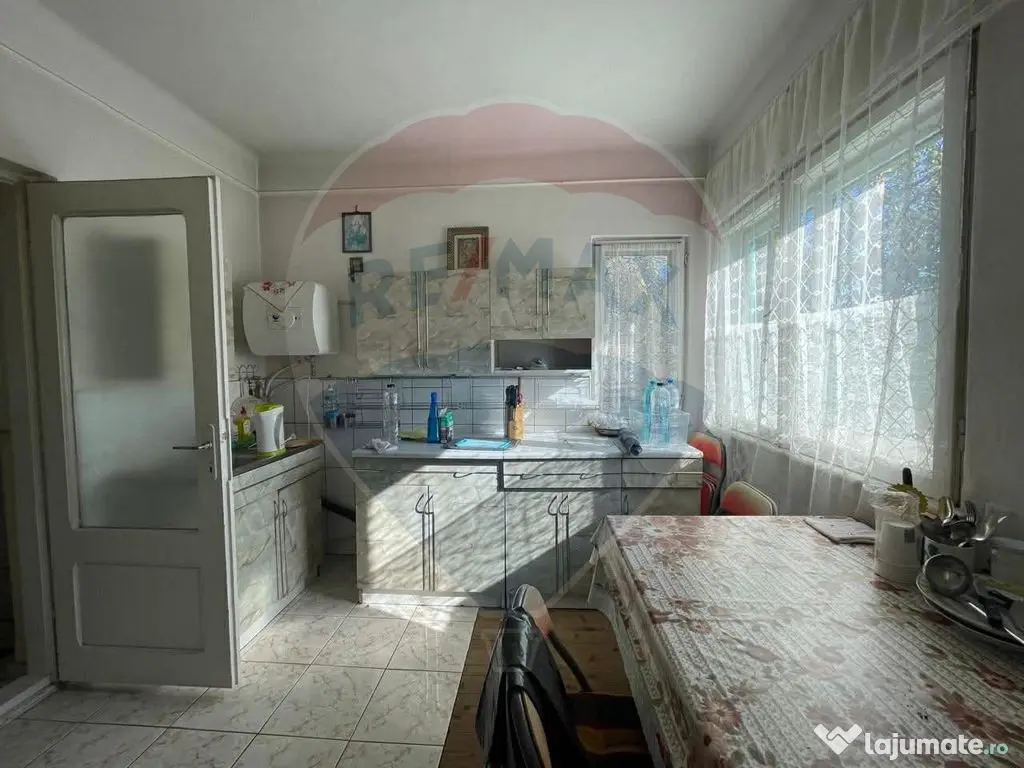 Casă / Vilă spațioasă cu curte generoasă în Urlați 