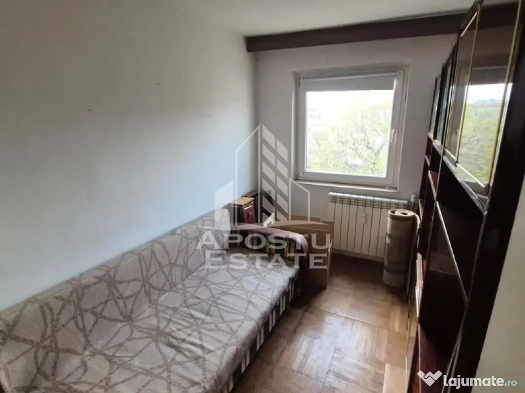 Apartament cu 3 camere, balcon, zona Sagului